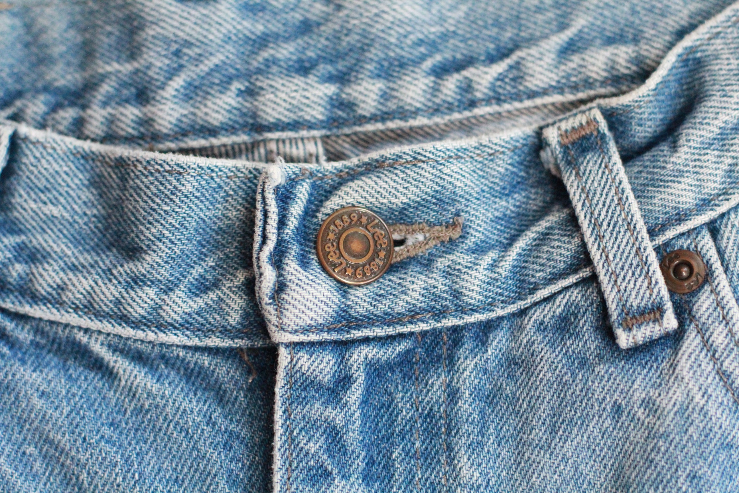 Vintage 1990s Lee Jeans – Medium Wash, High-Waisted