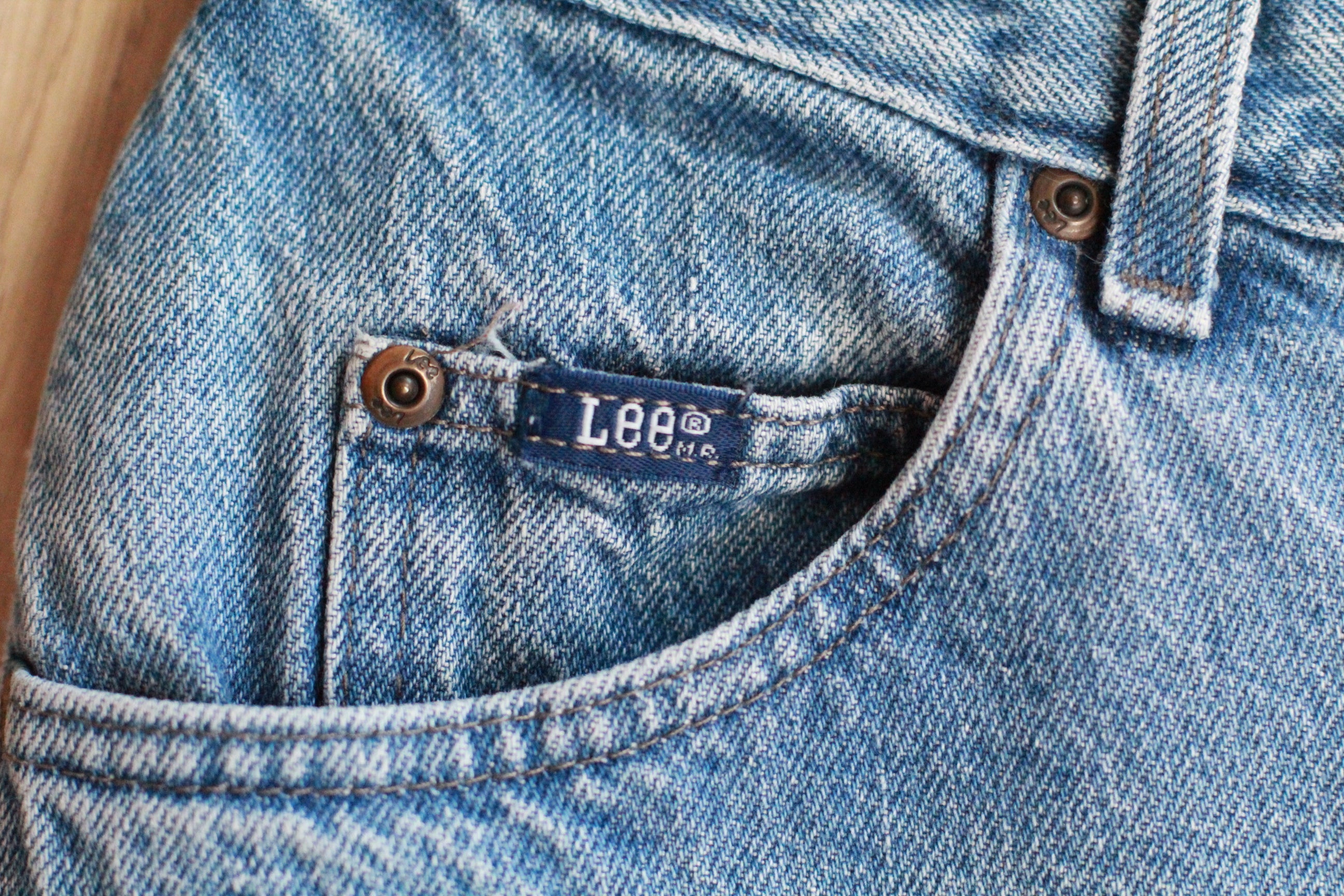 Vintage 1990s Lee Jeans – Medium Wash, High-Waisted