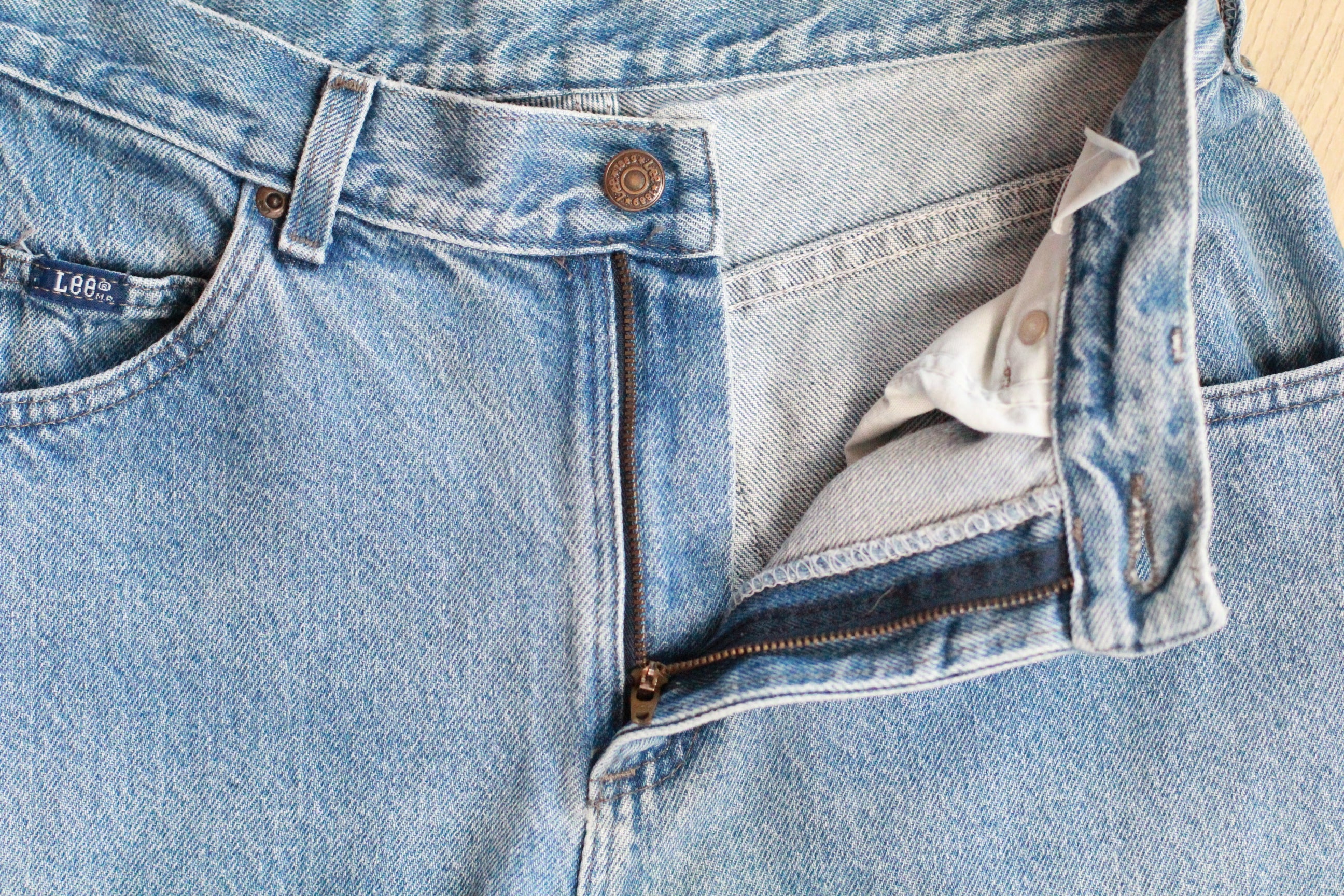 Vintage 1990s Lee Jeans – Medium Wash, High-Waisted