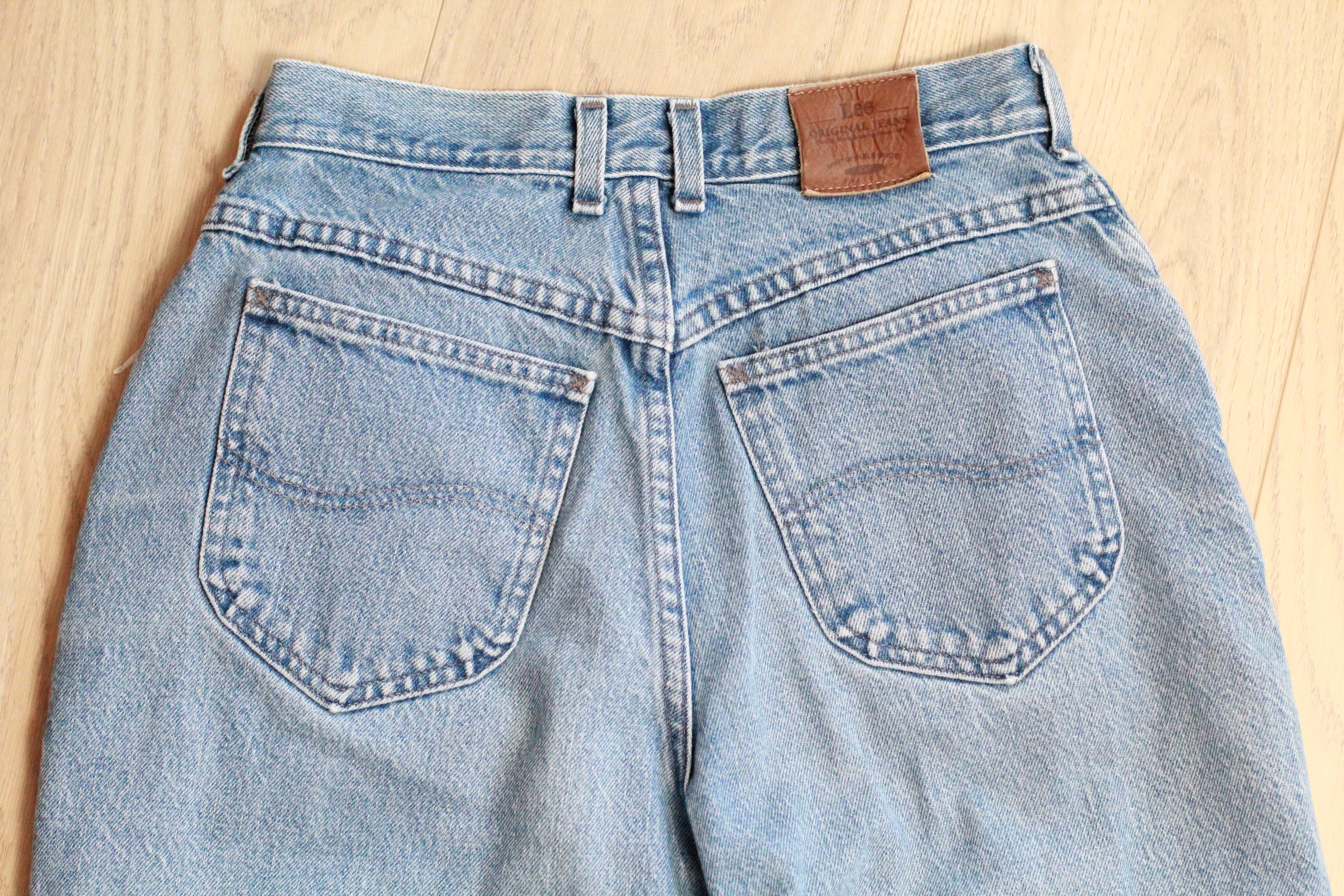 Vintage 1990s Lee Jeans – Medium Wash, High-Waisted