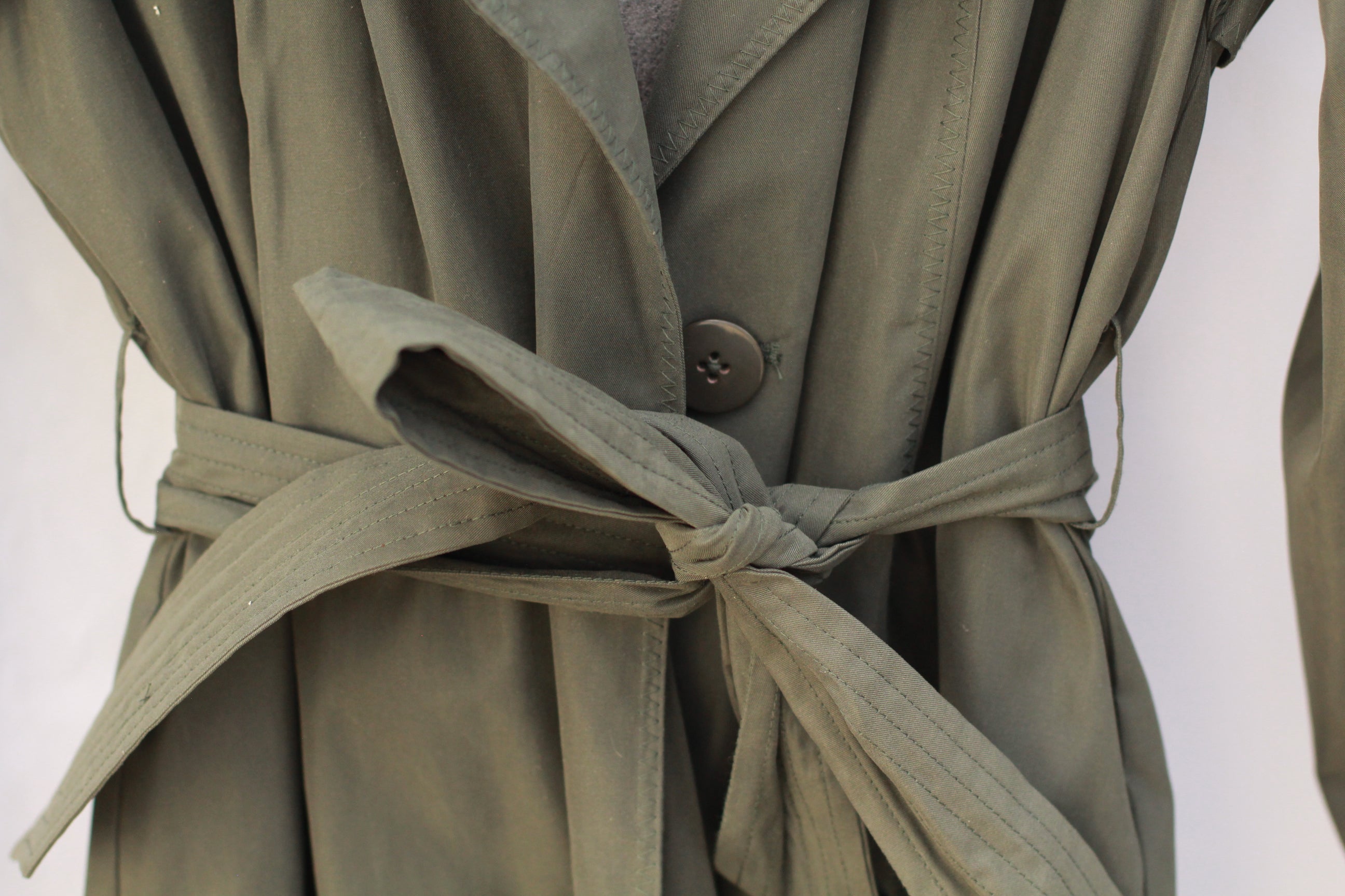 Olive-Green Trench Coat with Detachable Hood – Classic Vintage-Inspired Outerwear, Women’s M