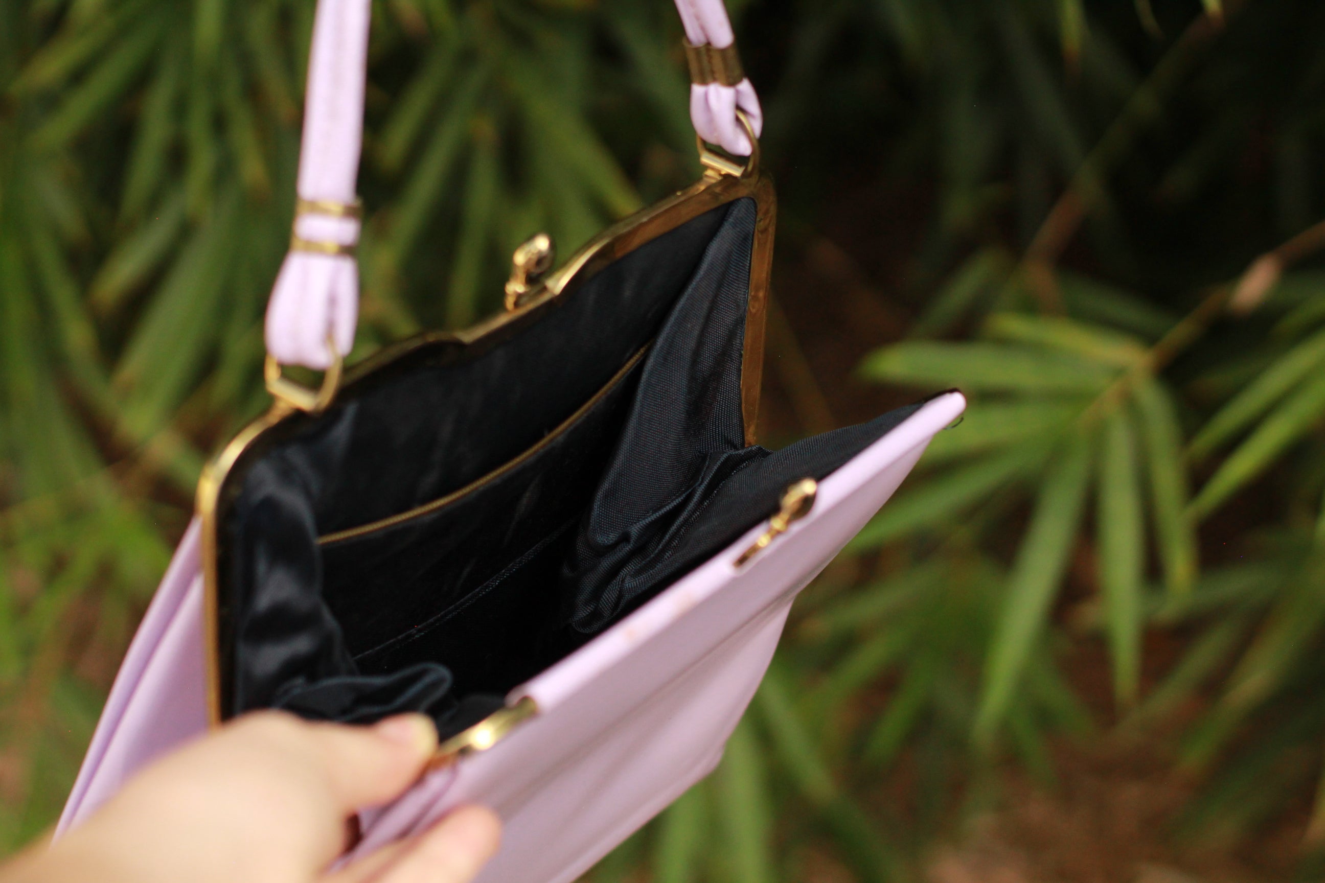 Vintage Lavender Kiss-Lock Handbag – A-Line Frame Bag, Gold Tone Hardware, Retro Chic