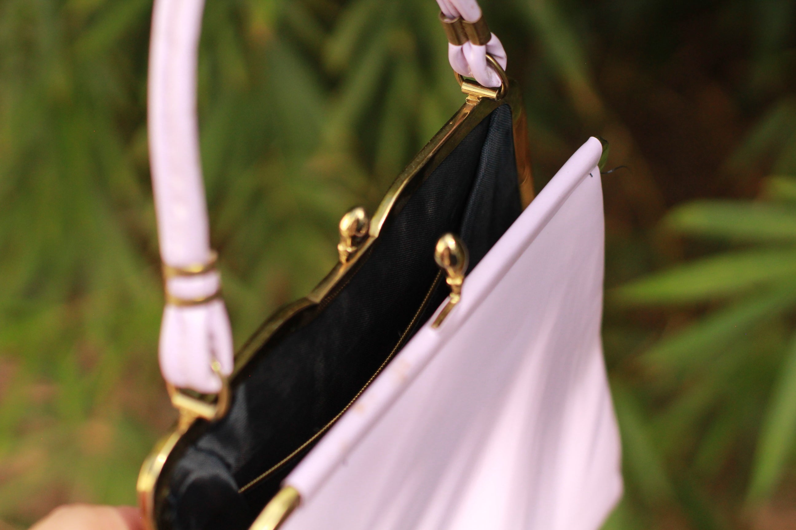 Vintage Lavender Kiss-Lock Handbag – A-Line Frame Bag, Gold Tone Hardware, Retro Chic