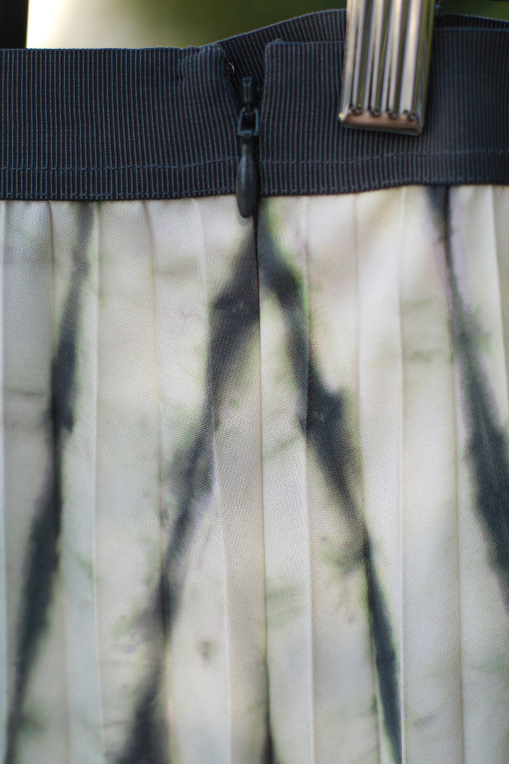 Elastic waistband and concealed side zipper detail