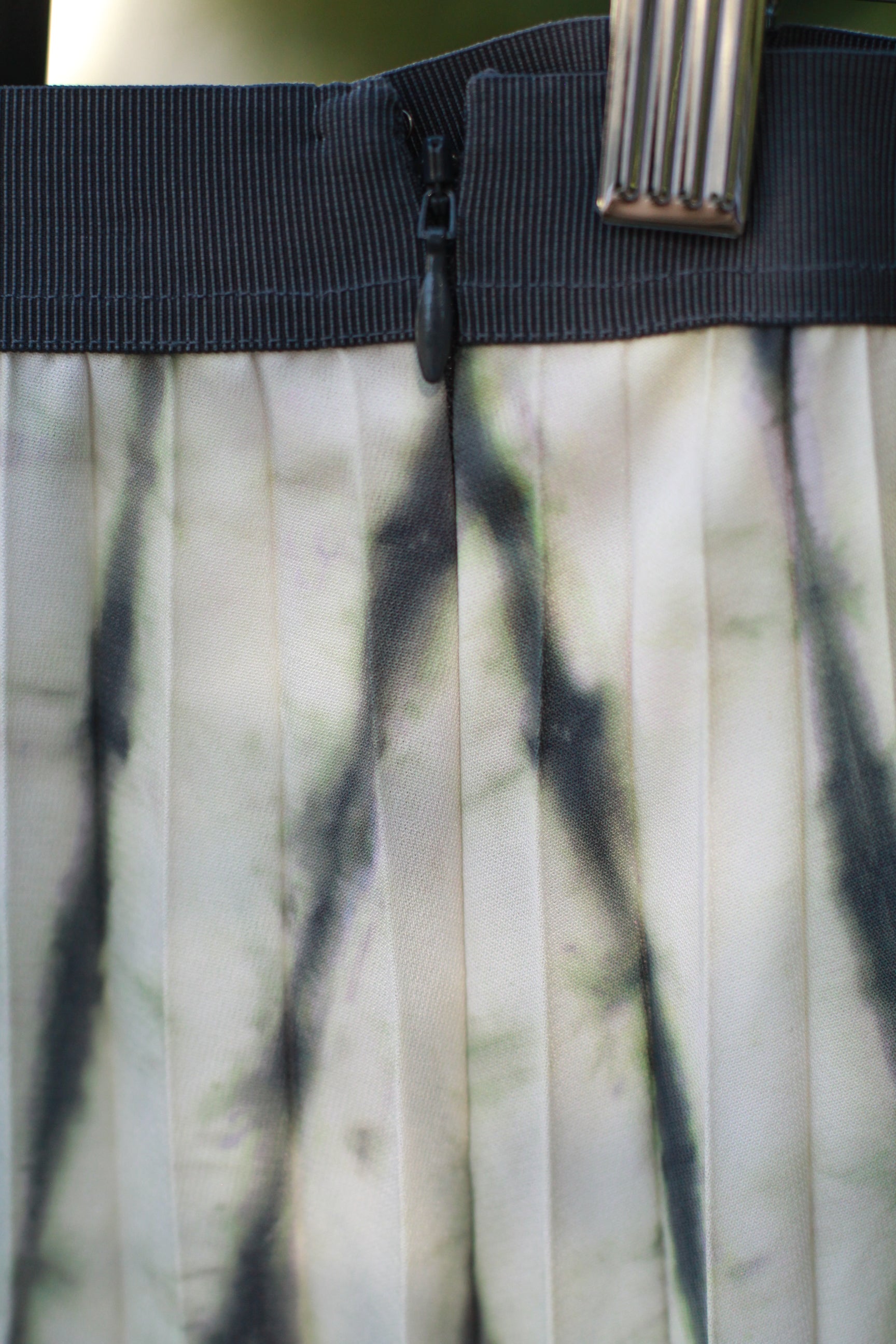 Elastic waistband and concealed side zipper detail