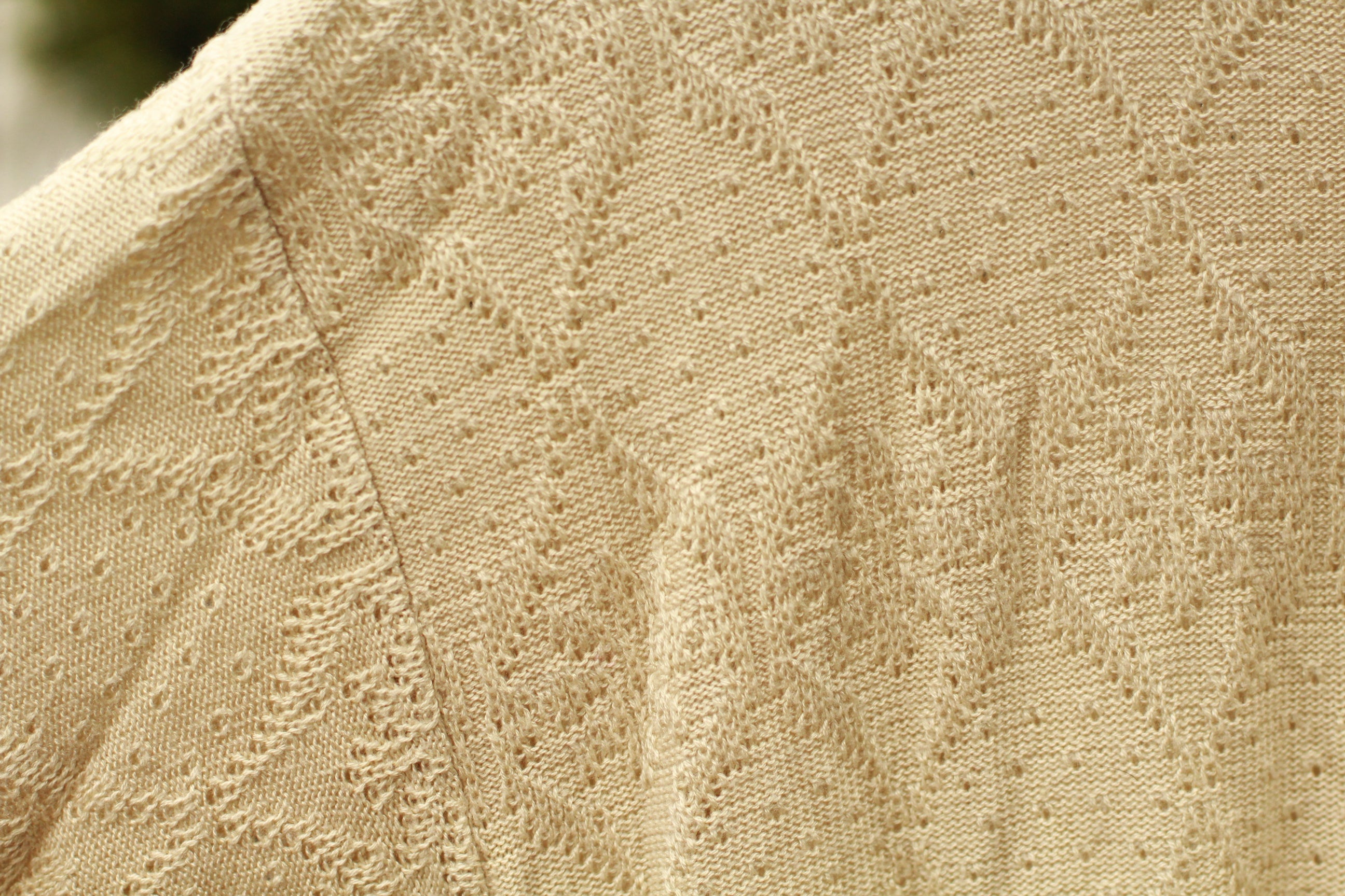 Vintage 1980s beige short-sleeve knit sweater with scalloped neckline